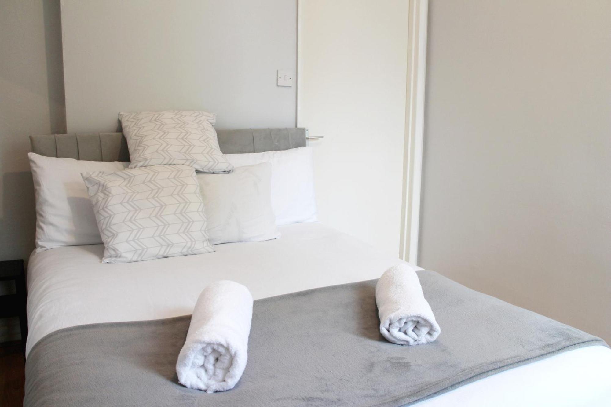 Large Garden Apartment On Golders Green High Road London Bagian luar foto