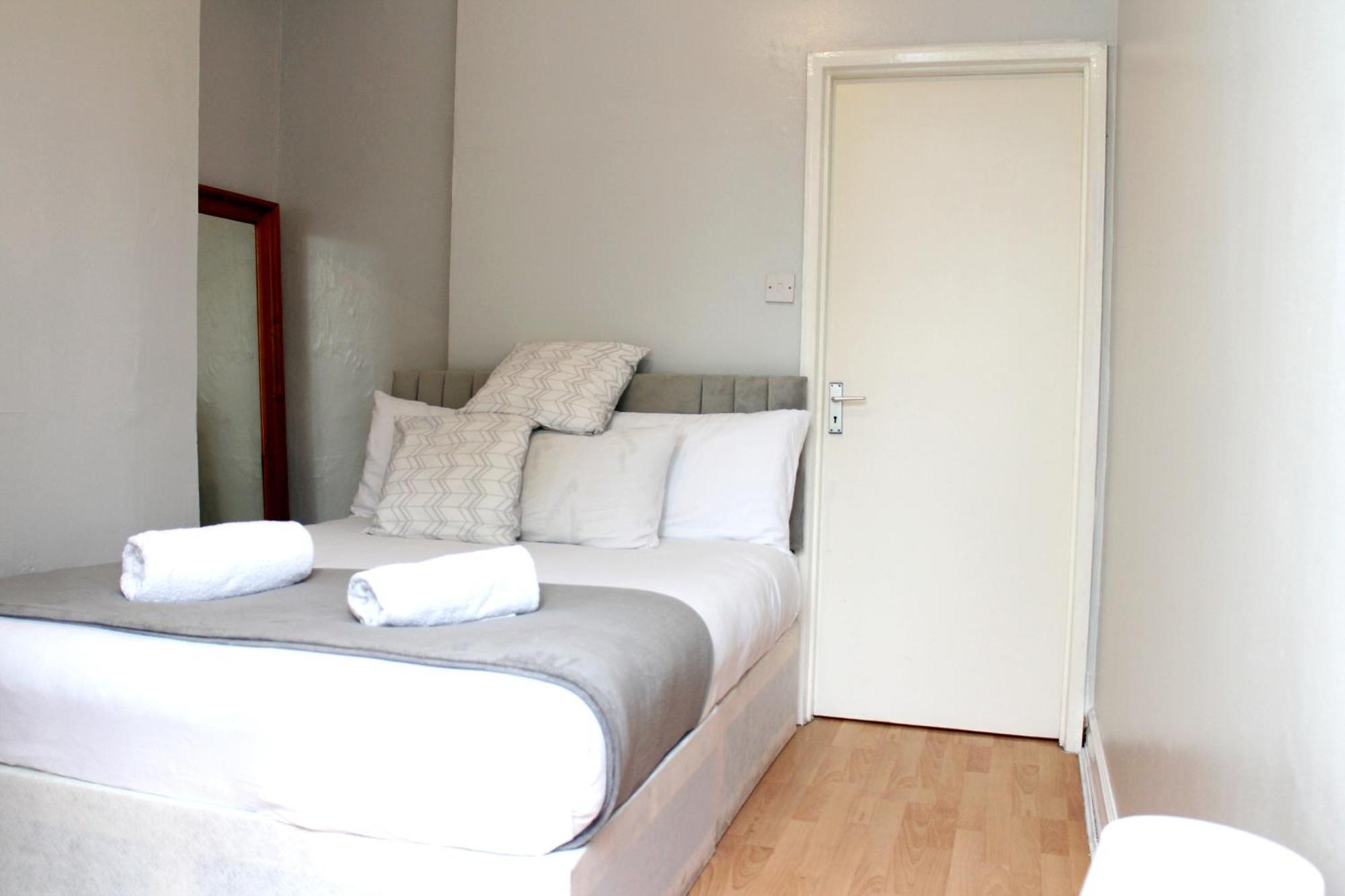 Large Garden Apartment On Golders Green High Road London Bagian luar foto