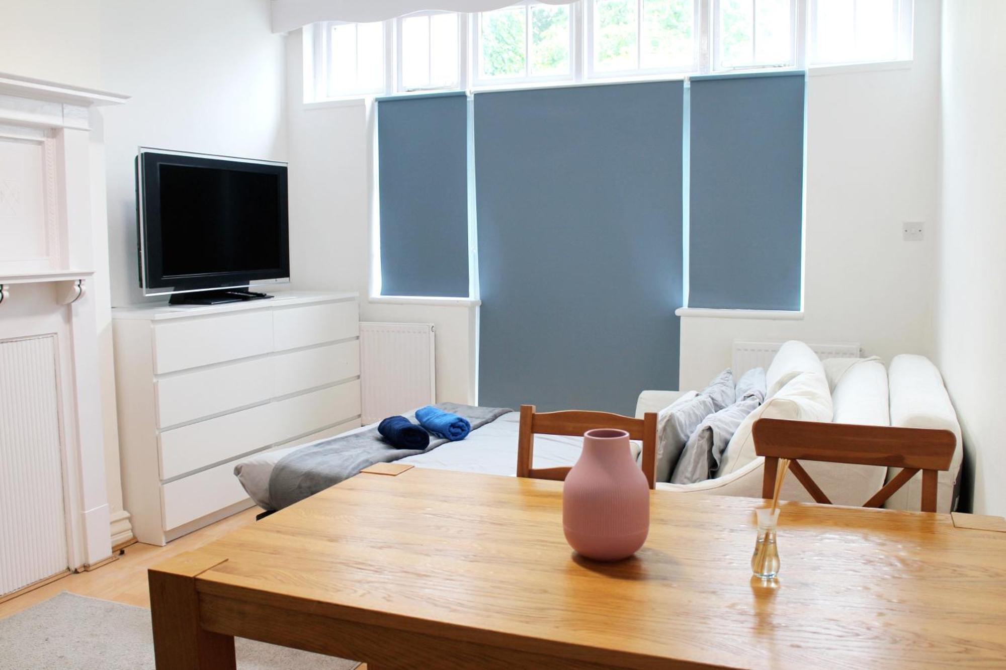 Large Garden Apartment On Golders Green High Road London Bagian luar foto