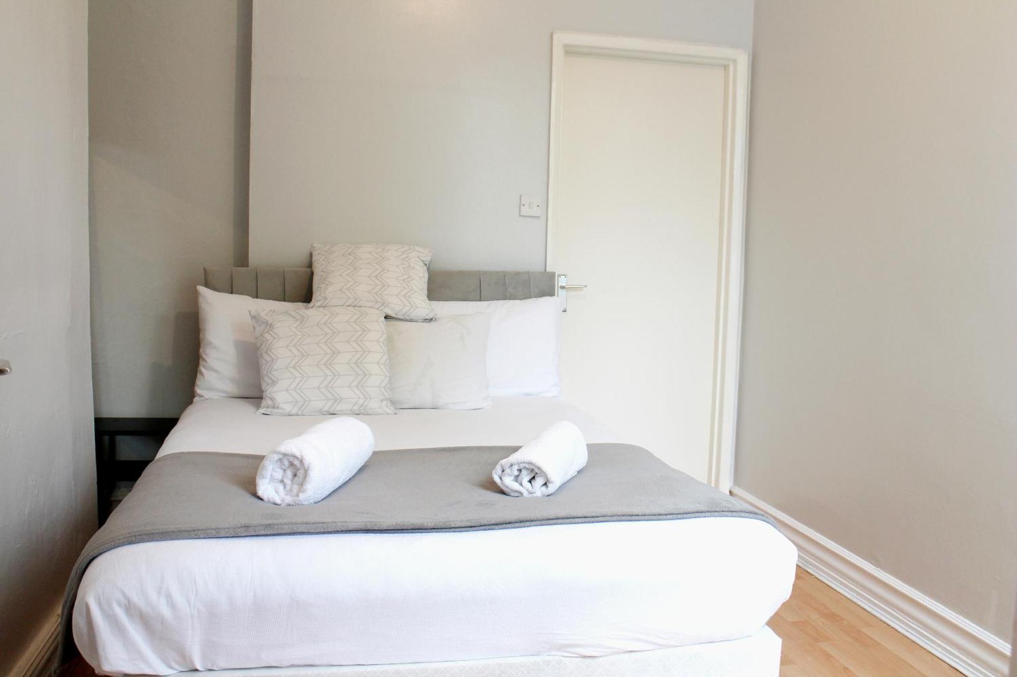 Large Garden Apartment On Golders Green High Road London Bagian luar foto